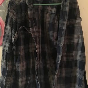 Large men’s lightweight flannel shirt Great shape.